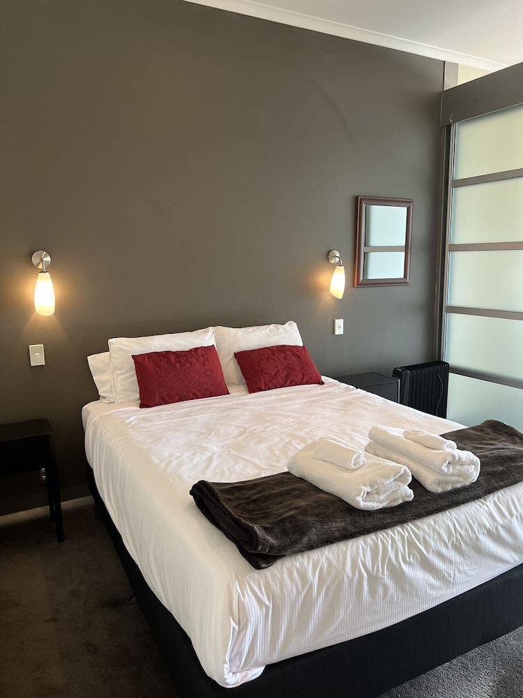 Waterfront Seaview Hotel Apartments - Image 4