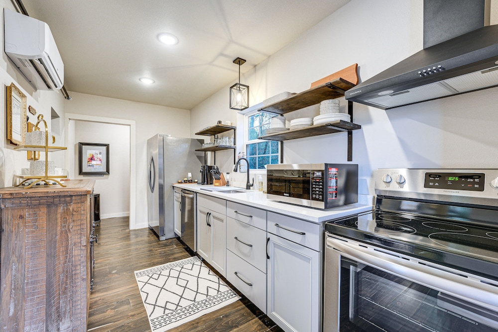 Historic Hollister Home: Shop, Dine & Drink Nearby