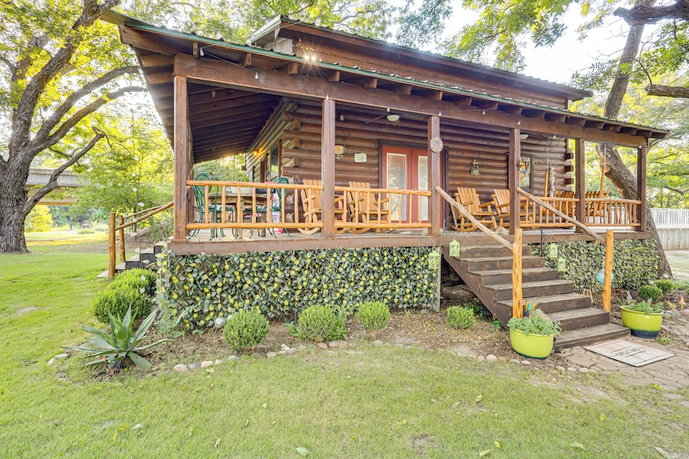 Private Pool: Fun Riverfront Retreat in Hamilton!