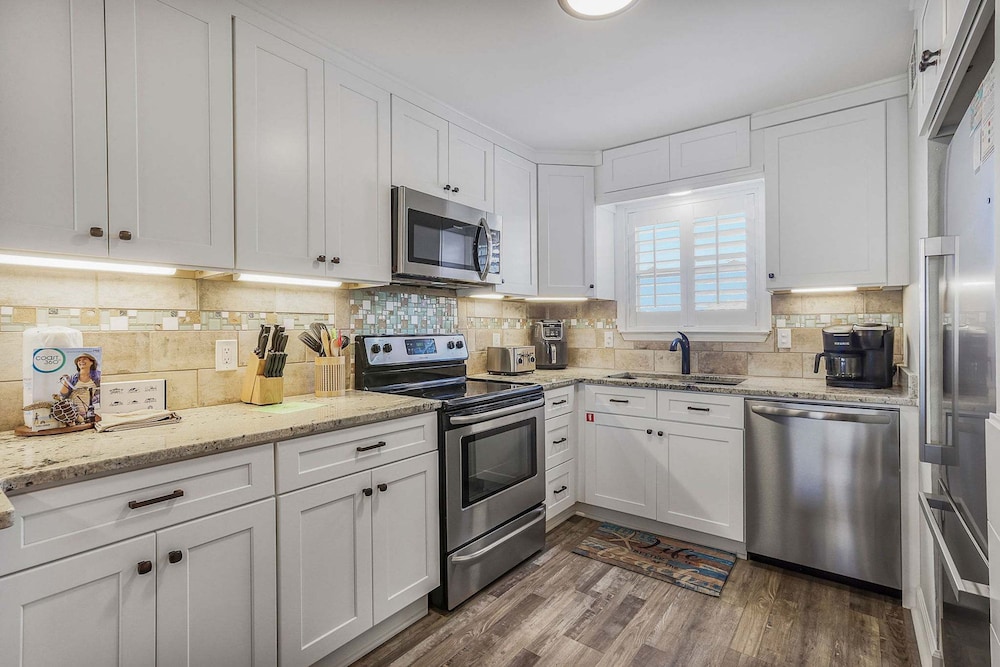 Lagoon Landing 202- Beautifully Decorated Condo With Balcony Pool Steps to Beach Lagoon