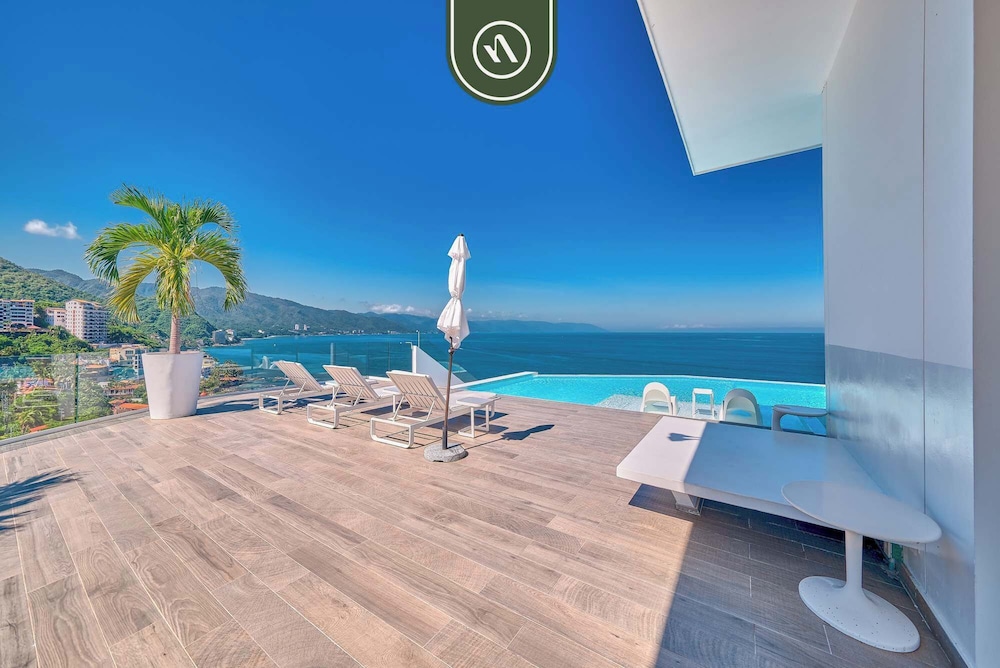 Oceanview Luxury Condo - Private Beach - Rooftpop