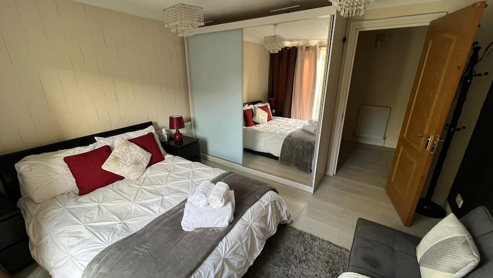Stunning 3-bed Apartment in Croydon view 4