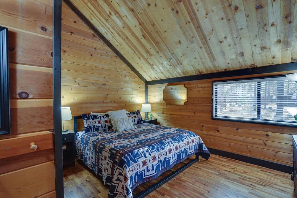 Inviting Sunriver Cabin w/ Resort Amenities!