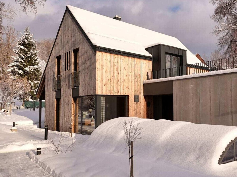 Spacious Villa With Good Ambience