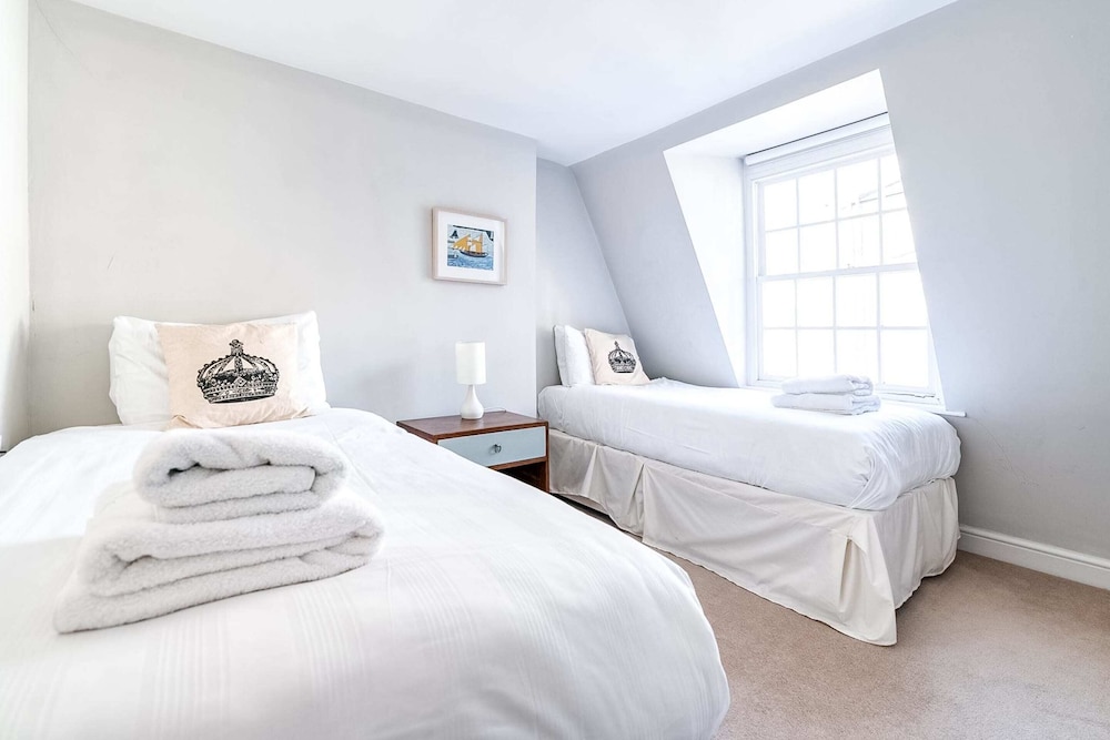 Cozy and Spacious Kensington Maisonette