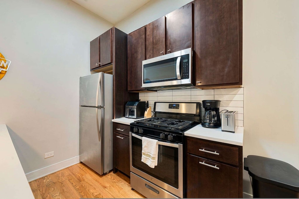 Spacious Pilsen 4 Bed 4 Bath Family Retreat