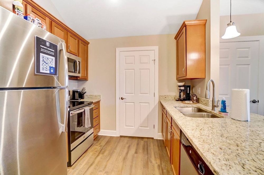 King Bed Top Floor Washer Dryer Balcony Wifi