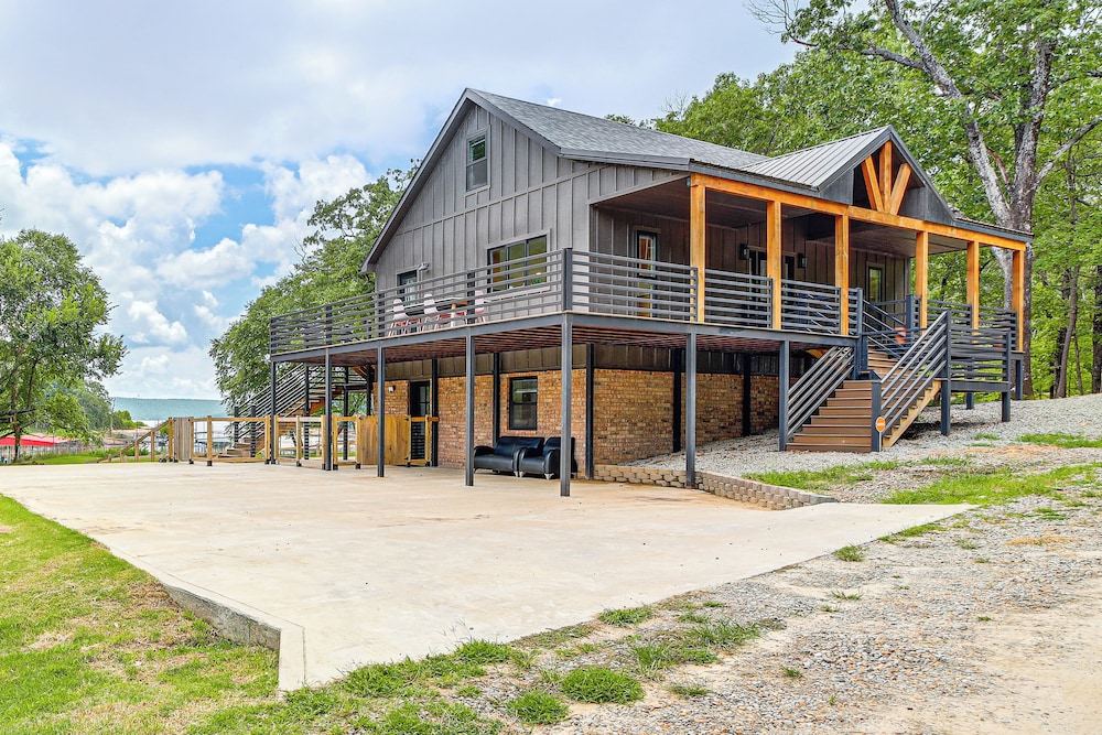 Family Fun! Lake Eufaula Home w/ Wraparound Deck