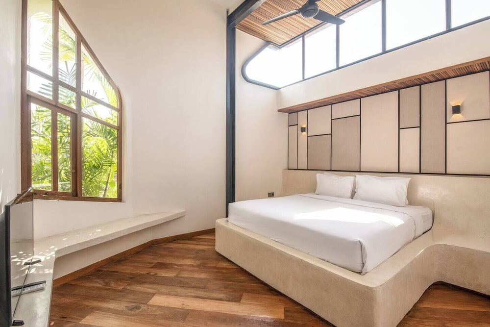 Exquisite 1-br Loft Art Deco Charm Shared Pool