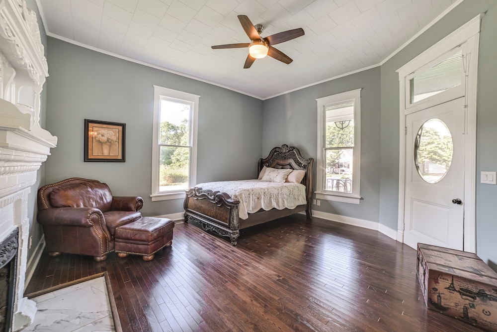 9 Mi to Kentucky Lake: Spacious Victorian Home!