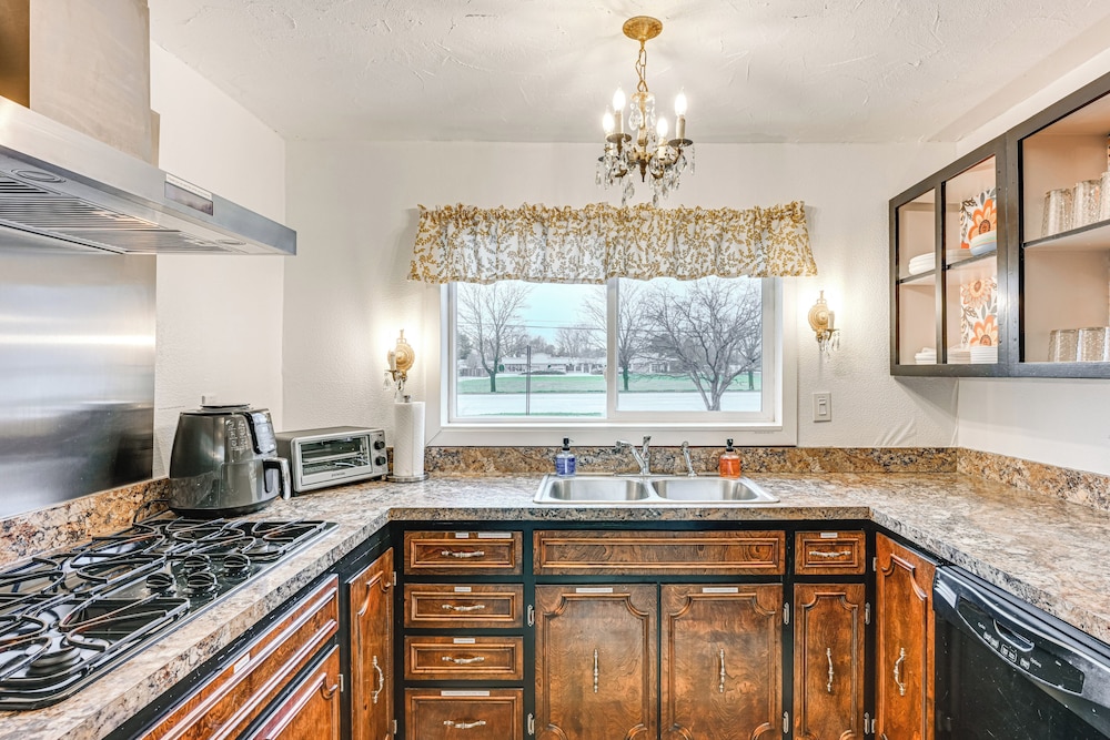 2 Mi to Downtown Flushing: Spacious Retreat!