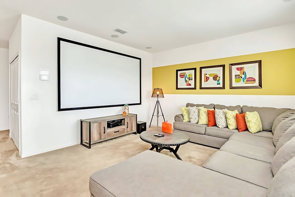 Upstay Lakefront Home w Pool Cinema, Games, BBQ