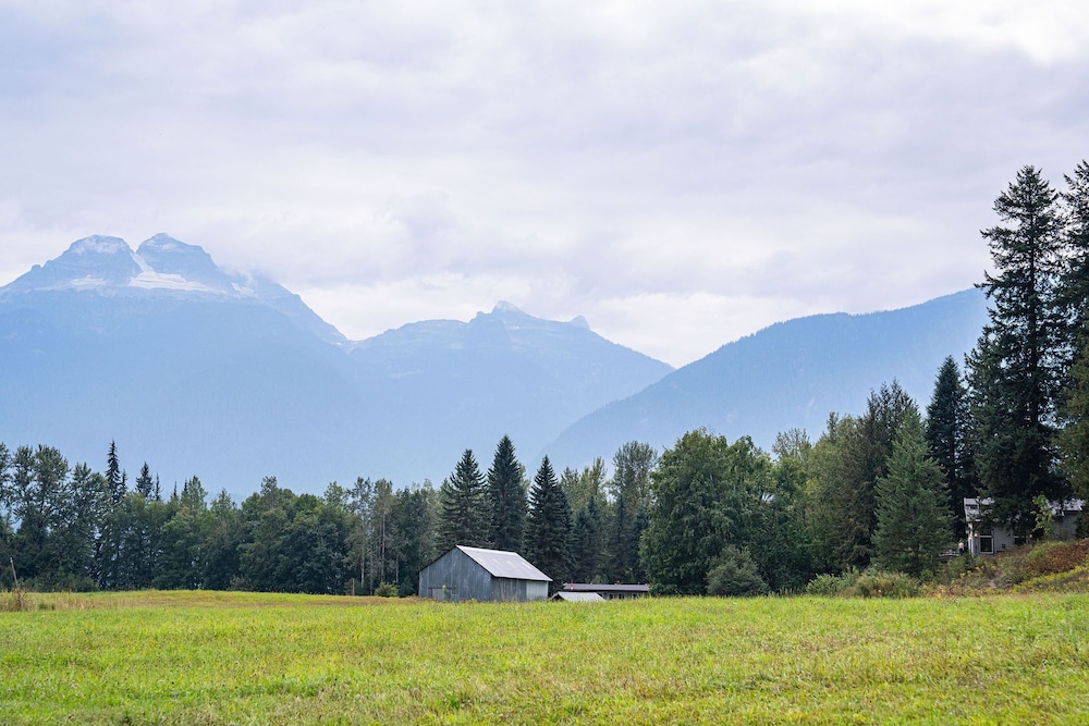 Revelstoke Lakehouse by Revelstoke Vacations