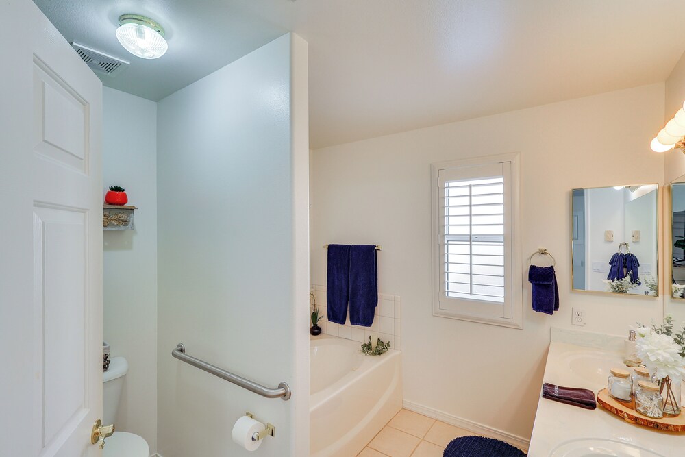 Kingman Family Home: Yard, Grill & Room to Relax!