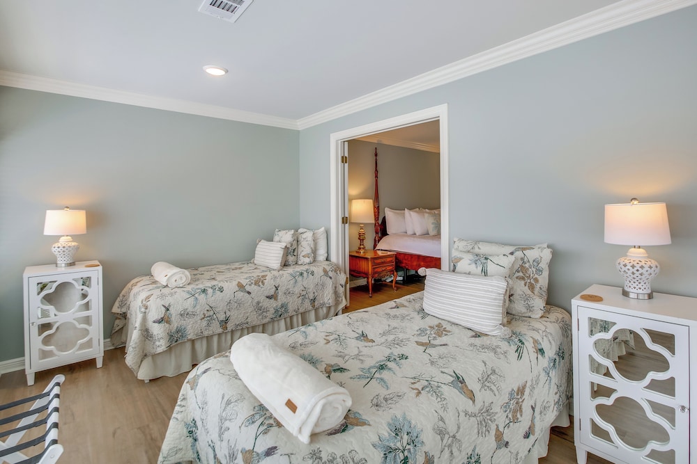 Screened-in Porch w/ Views: Hot Springs Getaway!