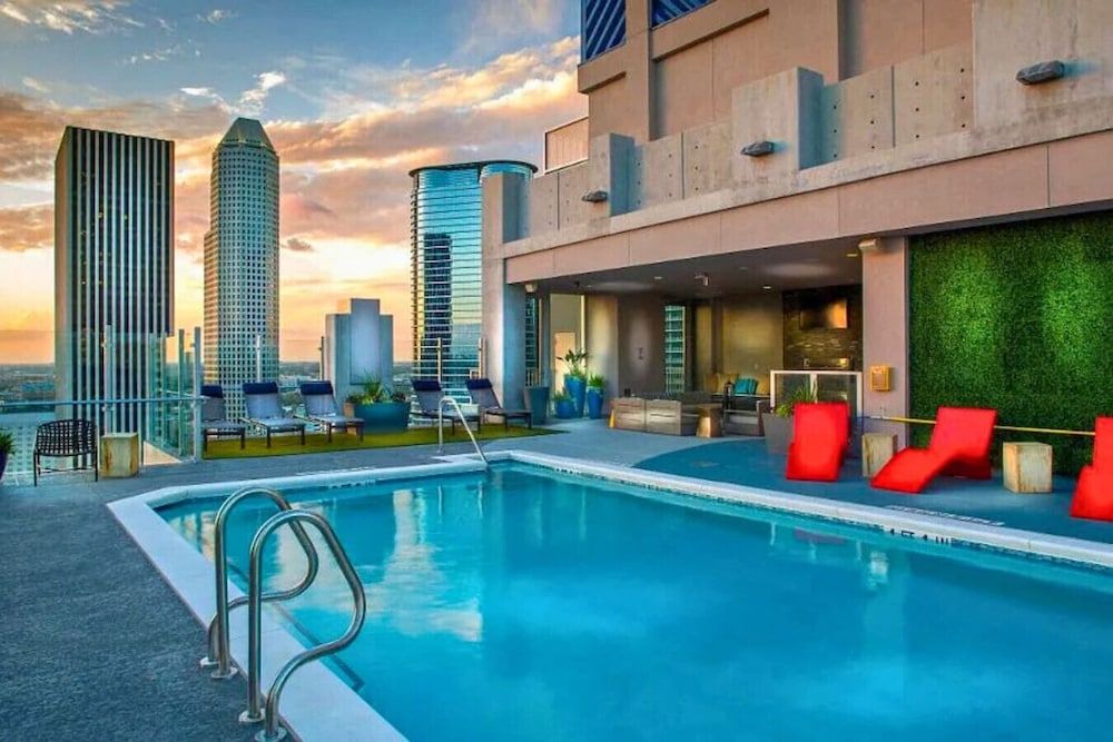 Downtown High Rise w Skyline Views Rooftop Pool