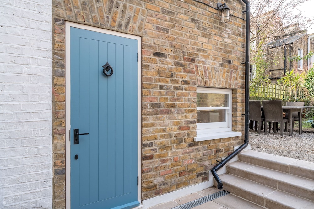 JOIVY Stylish 2-Bed House W/ Private Garden In Hackney