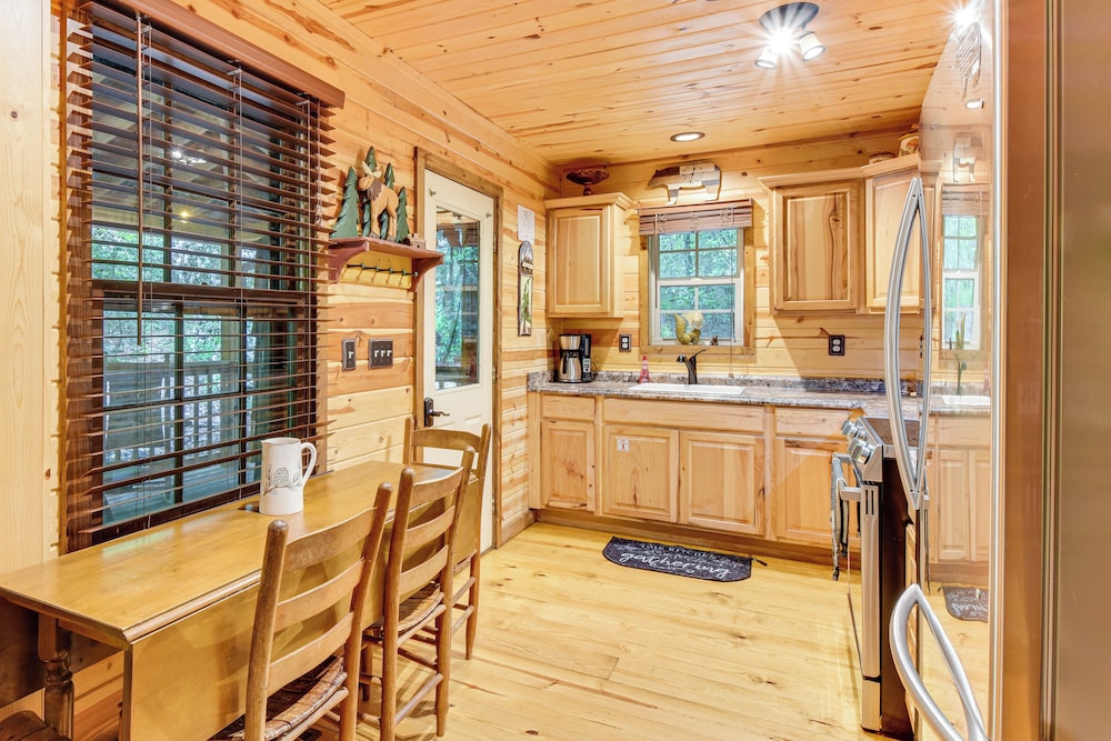 5 Mi to Unicoi State Park & Lake: Hot Tub Haven!