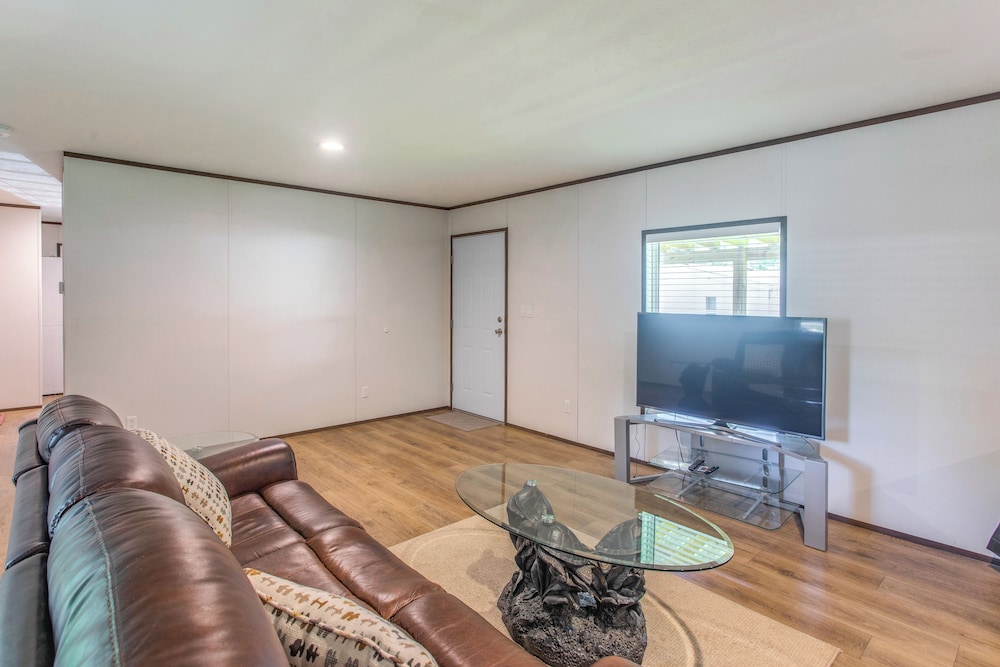 2 Mi to Ocean Isle Beach: Family Home w/ Deck!