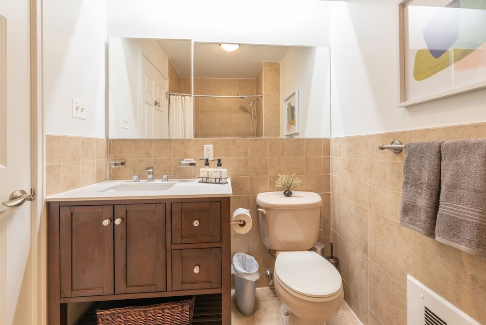 Cypress Court III by Rove Travel 1BR Harlem Apt