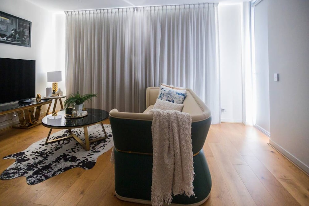 Brilliant 3 Month Corporate Rental With Balcony