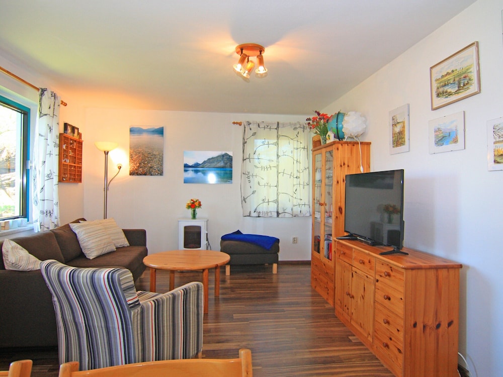 Bungalow am See mit Ruderboot in Klein Labenz