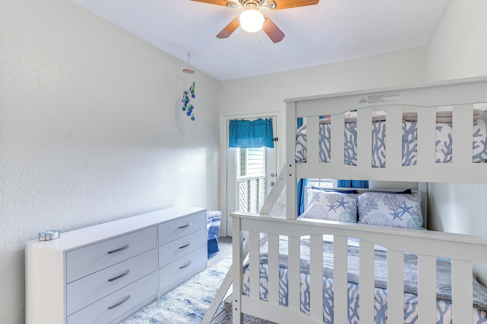 East End Galveston Condo w/ Pool, 1 Mi to Beach!