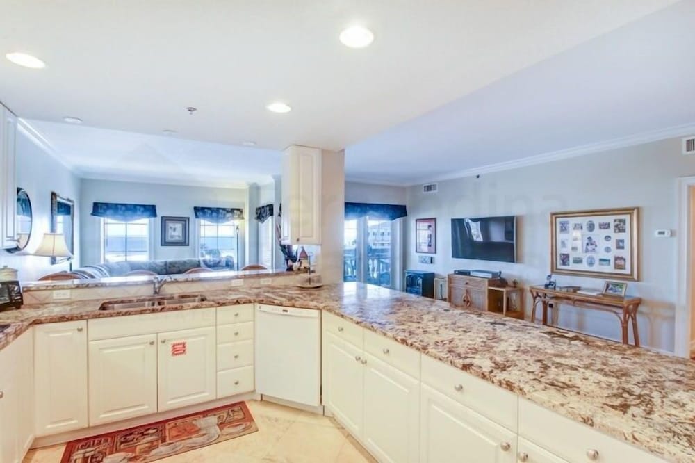 Deluxe Condo at the heart of Main Beach by RedAwning