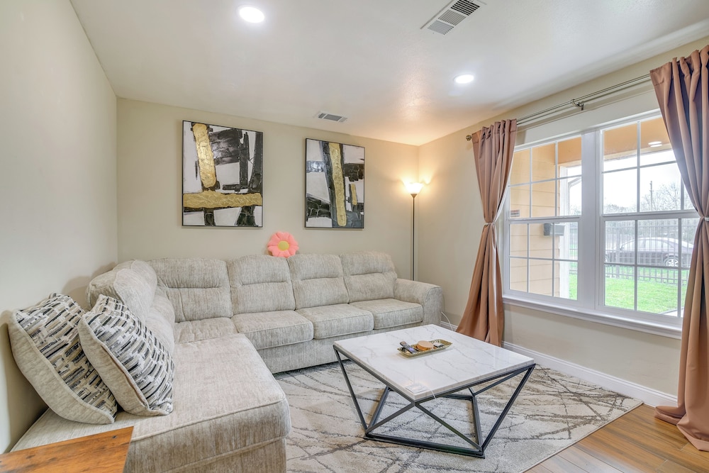 4 Mi to NRG Stadium: Quiet Home w/ Fenced Yard!