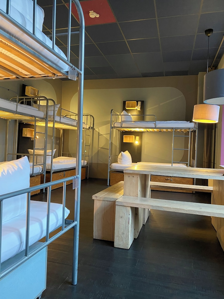 Singer109 Hostel