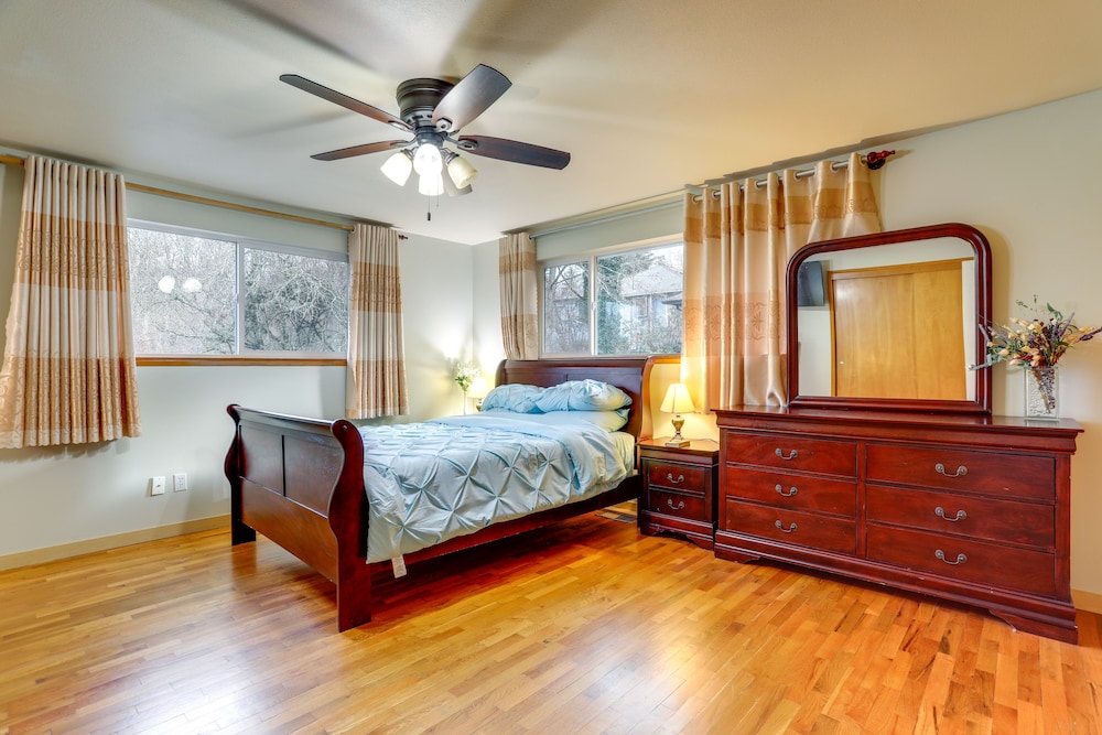 Seattle Vacation Rental w/ Fireplace & Gas Grill! view 4