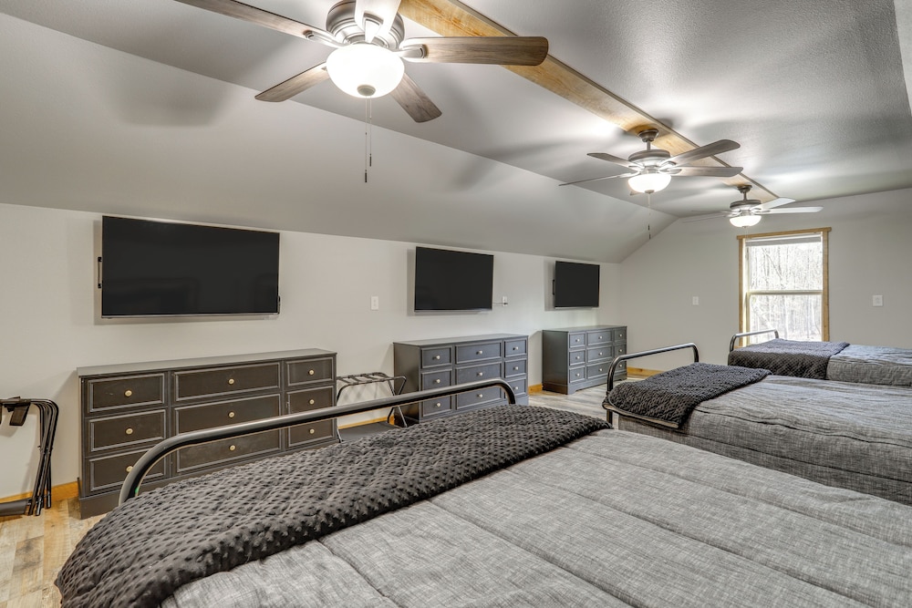 Greers Ferry Lake Access & Deck: Group Getaway!