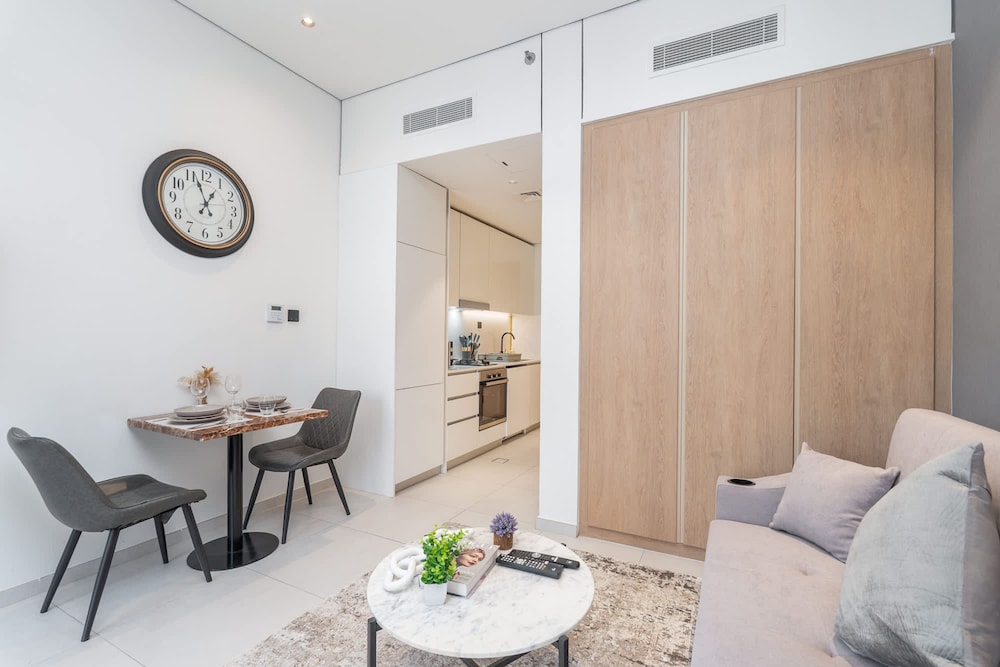 Spacious and Stunning Studio in The Heart of JVC