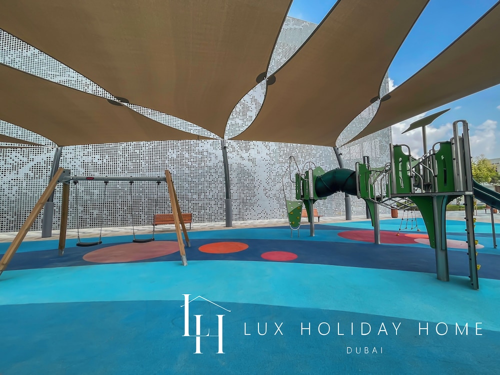 LUX | 2BR Lagoon View – District One, 10–15 min Burj Khalifa