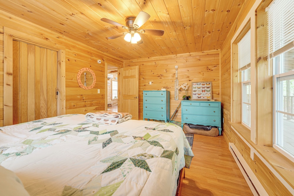 2 Mi to Marina & Beach: Frye Island Retreat!