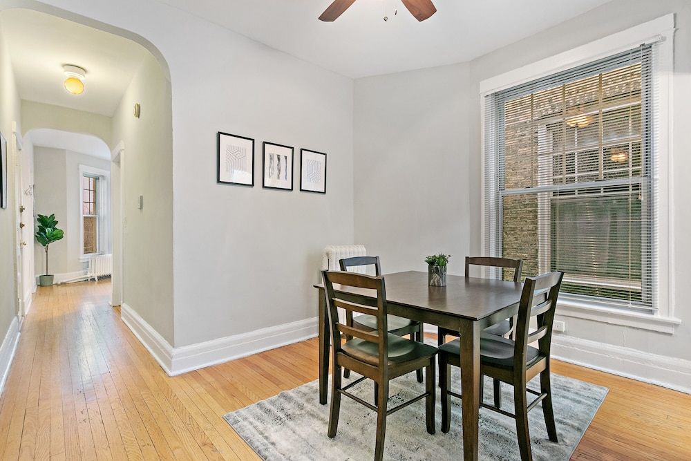 2BR near Wrigley - Grace 05-3