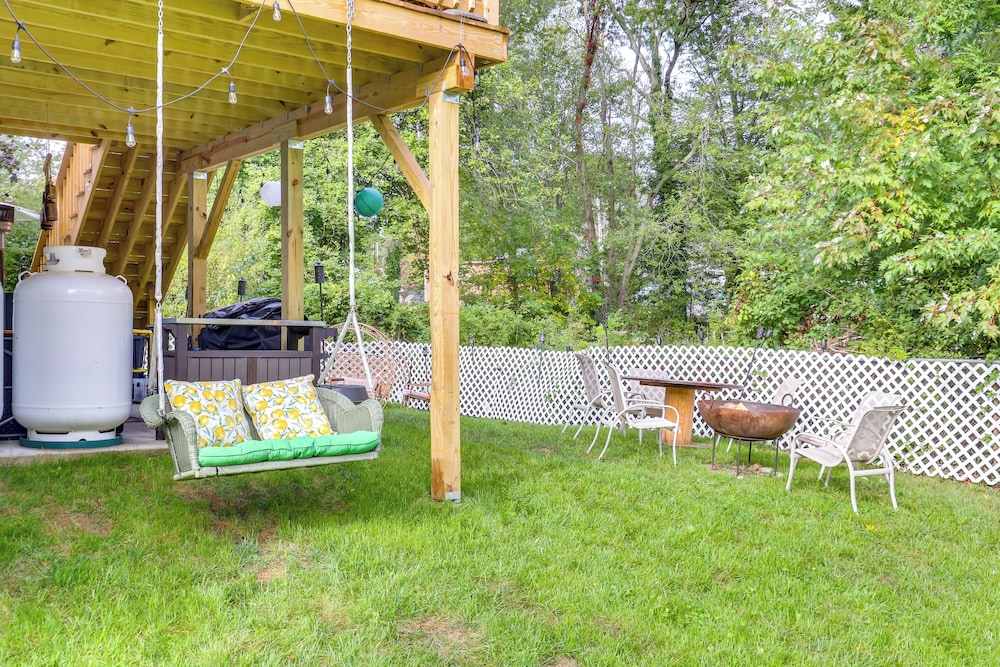 2 Mi to Beach, Shared Yard Space: West Haven Apt!