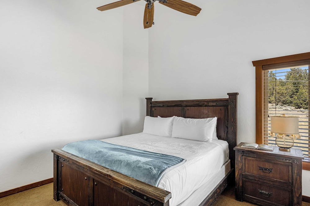Group Cabin + Lake and Mountain View Pet-friendly, Fireplace, Games, Loft