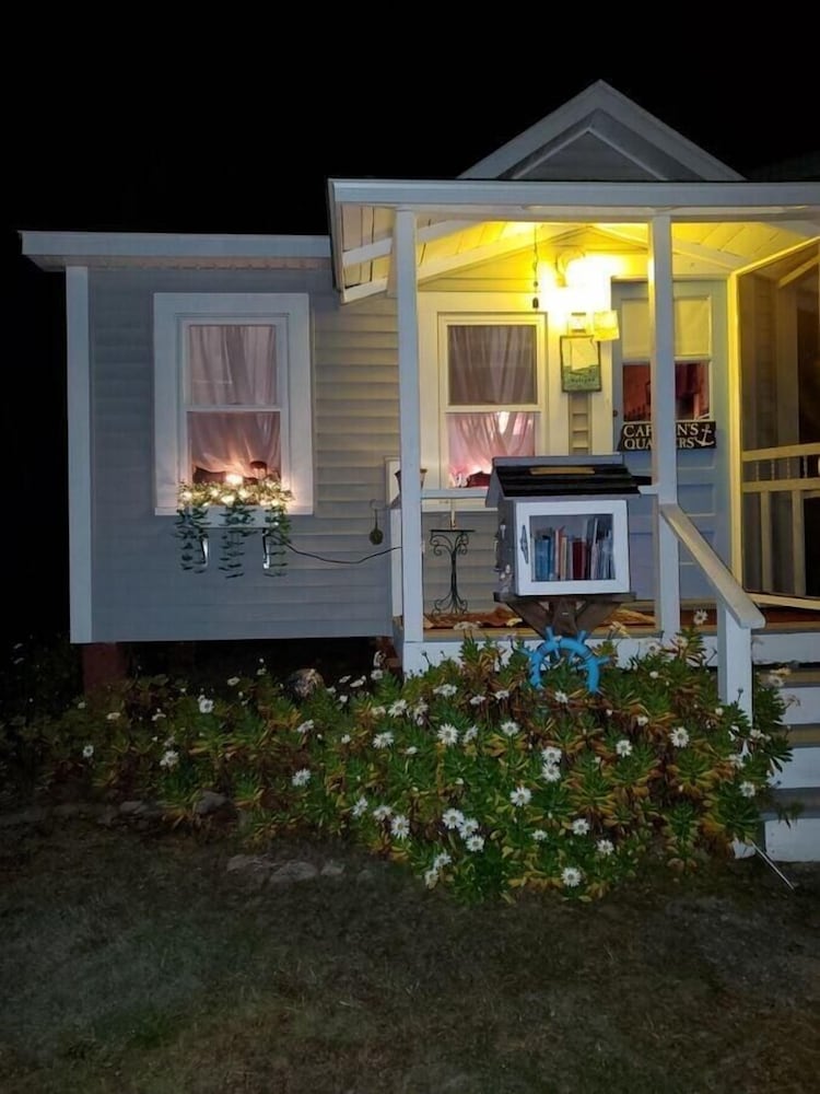 Captain's Quarters, 1.5 Miles to Downtown Ogunquit!