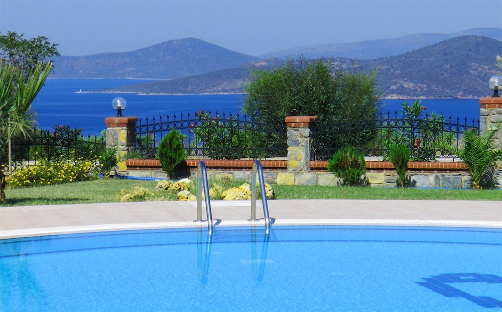 2 Bedroom Apartment Lake View 10 by Likya Global