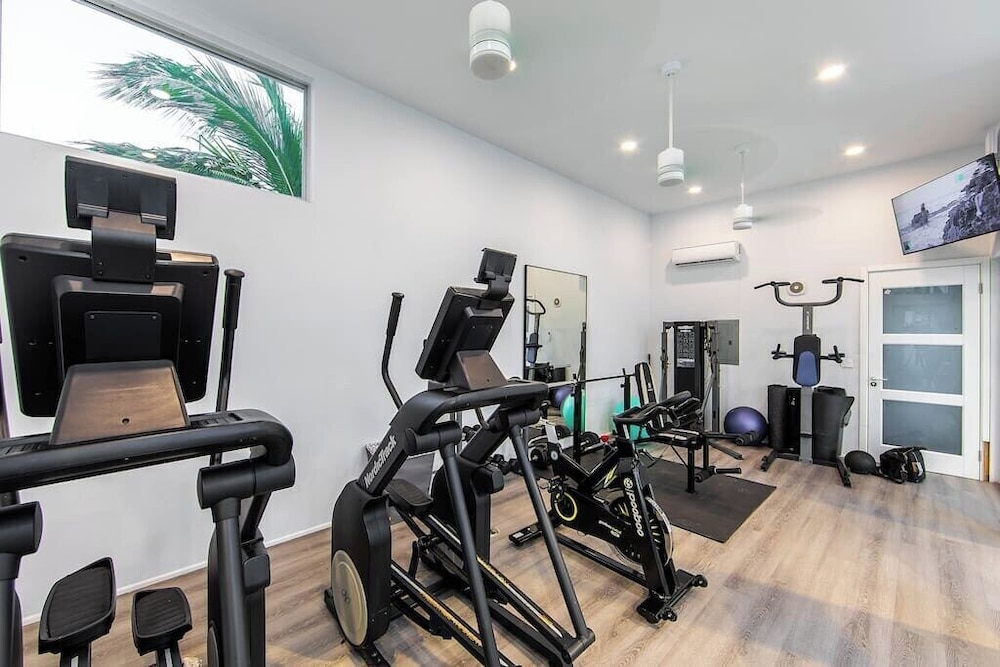 Family Beachside Villa With Hotel Amenities v7