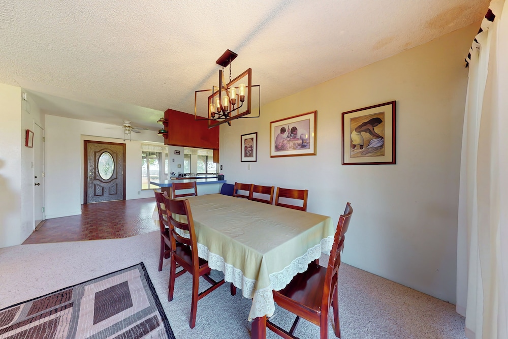 4BR Sierras-view Home w/ Pool & A/C - Dogs OK