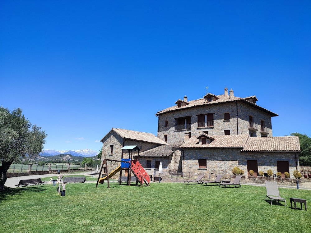 Casas Pirineo Aínsa: Historic Palace & Garden