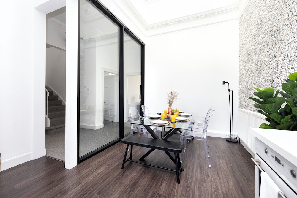 Delightful 3-bed Flat with Parking