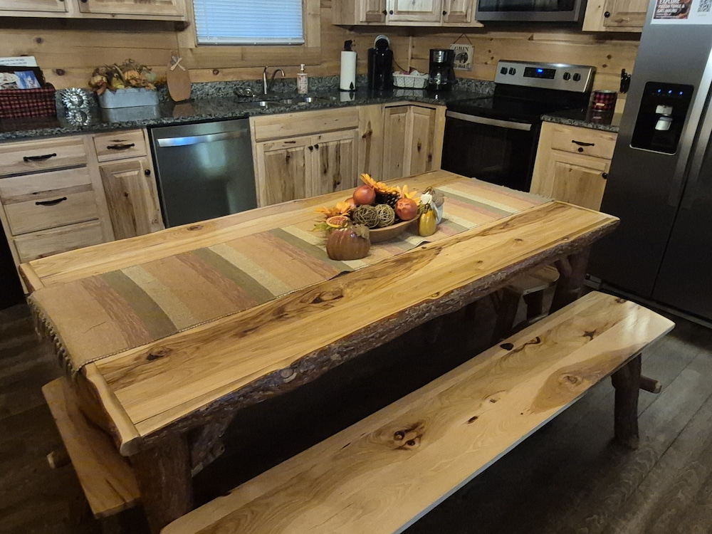 Black Bear Retreat 2 Beds! 2 Bedroom Cabin