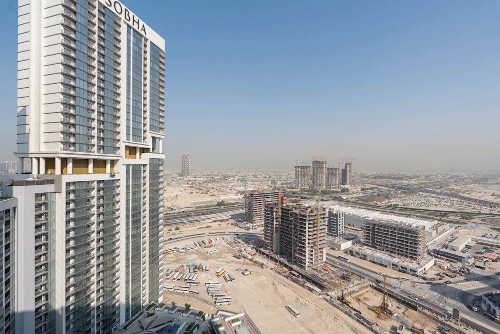 Premium 1BR Oasis - City Views & Pool