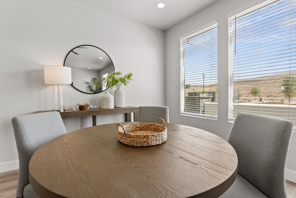 Red Desert Oasis 5 Bedroom Home