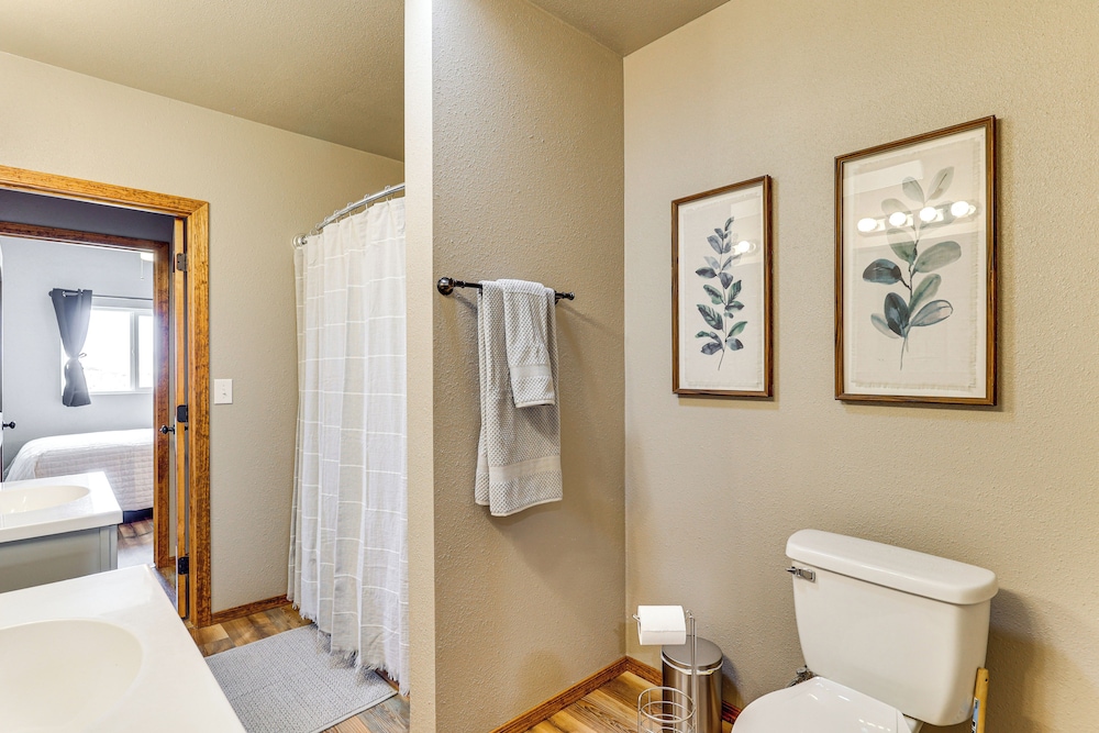 3 Mi to Trails: Secluded Eagar Cabin w/ Mtn Views!