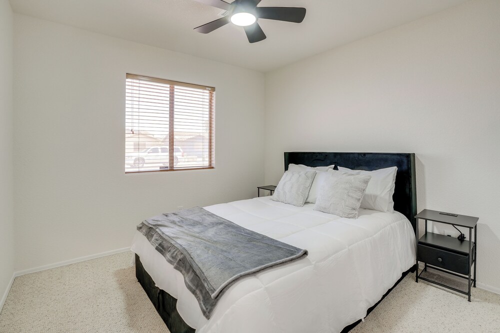 Near Golf Courses: Poolside Paradise in Yuma!