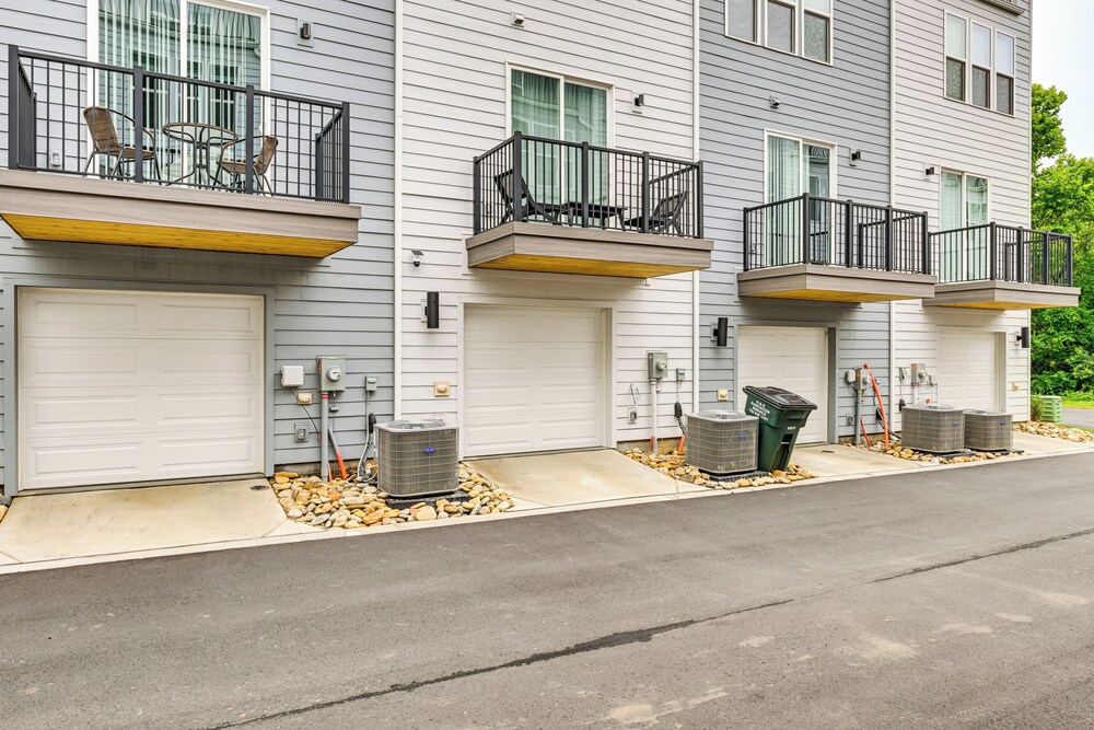 2 Mi to Dtwn Charlotte: Unit w/ Rooftop Deck!